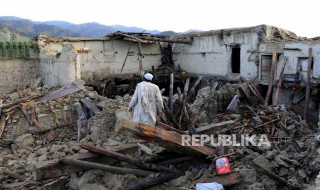 Orang-orang yang terkena dampak gempa menunggu bantuan di Desa Gayan di Provinsi Paktia, Afghanistan, 23 Juni 2022. Lebih dari 1.000 orang meninggal dan lebih dari 1.500 lainnya terluka setelah gempa berkekuatan 6,1 skala richter melanda Afghanistan Timur sebelum fajar pada 22 Juni. 