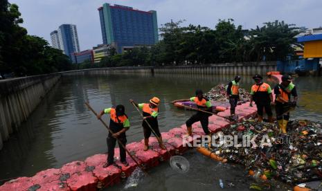 Petugas UPK Badan Lingkungan Provinsi DKI Jakarta membersihkan sampah di Kali Ciliwung, Sawah Besar, Jakarta Pusat, Ahad (4/10/2020). Pemerintah Provinsi DKI Jakarta terus berupaya menjaga kebersihan sungai sebagai salah satu langkah antisipasi banjir Ibu Kota saat musim penghujan. 