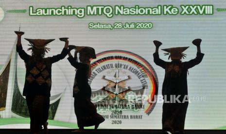 Wapres Akan Tutup MTQ Nasional Malam Ini. Foto ilustrasi: Penari dari Sanggar Saayun Salangkah menampilkan tari piring, saat Launching Musabaqah Tilawatil Quran (MTQ) Nasional ke-28, di Padang, Sumatera Barat, Selasa (28/7/2020). Peluncuran itu sebagai bentuk kesiapan Provinsi Sumbar menjadi tuan rumah perhelatan MTQ Nasional, yang akan digelar pada 12-21 November 2020. 