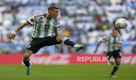 Angel Di Maria dari Argentina menendang bola selama pertandingan sepak bola grup C Piala Dunia antara Argentina dan Arab Saudi di Stadion Lusail di Lusail, Qatar, Selasa, 22 November 2022.