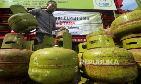 Petugas melayani pembeli gas elpiji saat Operasi Pasar elpiji 3 kilogram bersubsidi di halaman kantor camat Meurah Mulia