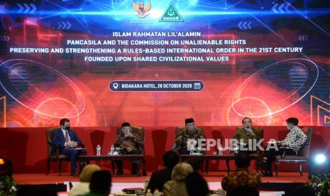 Narasumber memberikan paparan saat seminar Internasional season 1 yang diselenggarakan oleh Badan Pembinaan Ideologi Pancasila (BPIP) bekerjasama Dengan Gerakan Pemuda (GP) Ansor di Jakarta, Rabu (28/10). Seminar Internasional tersebut diselenggarakan dalam rangka memperingati Hari Santri Nasional dan hari Sumpah Pemuda.