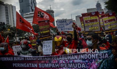 Sejumlah massa dari mahasiswa dan buruh melaksanakan aksi dalam rangka memperingati Hari Sumpah Pemuda di Jakarta, Kamis (28/10). Dalam aksi tersebut mereka menuntut pemerintah mencabut UU Nomor 11 Tahun 2019 tentang Cipta Kerja dan berbagai aturan turunannya serta menghentikan pembungkaman dan represifitas terhadap gerakan rakyat. Republika/Putra M. Akbar