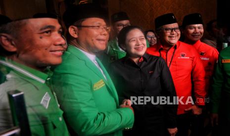 Ketua DPP Partai Demokrasi Indonesia Perjuangan (PDIP) Puan Maharani (tengah) berfoto bersama Plt Ketua Umum Partai Persatuan Pembangunan (PPP) Muhammad Mardiono (kedua kiri) Sekjen PPP Arwani Thomafi (kiri) dan Sekjen PDIP Hasto Kristiyanto (kedua kanan) saat tiba di Kantor DPP PPP, Jakarta, Senin (29/5/2023). Puan tiba di kantor DPP PPP sekitar pukul 13.50 menyusul kedatangan Sekjen PDIP Hasto Kristiyanto dan romobongan pengurus PDIP lainnya. Dalam pertemuan tersebut PDIP dan PPP membahas terkait kerangka tim pemenangan bakal calon presiden Ganjar Pranowo serta membahas kordinasi dan konsolidasi relawan pemenangan Ganjar.