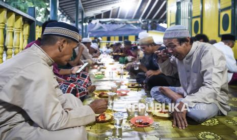 ILUSTRASI Banyak-banyak bersyukur di kala Ramadhan. Warga berbuka puasa bersama di pelataran masjid.