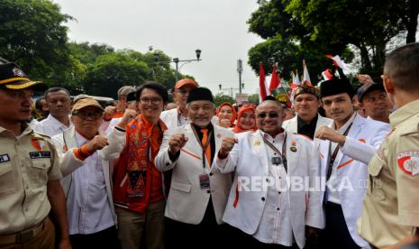 Presiden Partai Keadilan Sejahtera (PKS) Ahmad Syaikhu (tengah) bersama Sekjen PKS Aboe Bakar Al Habsy (kedua kanan) dan sejumlah kader PKS lainnya tiba di gedung KPU untuk mengajukan bakal calon anggota DPR RI dalam Pemilu serentak tahun 2024 di kantor KPU RI, Jakarta, Senin (8/5/2023). Partai Keadilan Sejahtera (PKS) merupakan partai pertama yang mendaftarkan bakal calon anggota DPR RI dalam kontestasi Pemilu 2024. Sebanyak 580 bakal calon anggota DPR RI dari PKS diantaranya 35,9 persen merupakan bakal caleg perempuan telah terdaftar di KPU untuk mengikuti Pemilu serentak pada 2024 mendatang.