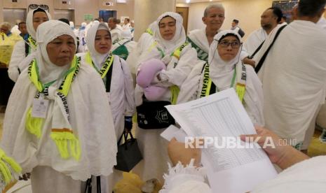 Jamaah haji membagi kunci kamar setibanya di salah satu hotel kawasan Jarwal, Makkah, Arab Saudi.