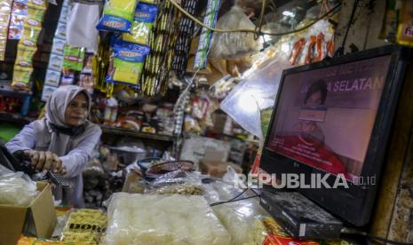 Pedagang menonton siaran dari televisi yang telah dipasang perangkat set top box (STB) di Pasar Kebayoran Lama, Jakarta, Rabu (2/11/2022). Mayoritas pedagang Pasar Kebayoran Lama sudah memasang perangkat STB atau alat konversi sinyal digital pada televisinya sebelum penghentian siaran TV analog yang dilakukan oleh Kementerian Komunikasi dan Informatika (Kominfo) di 222 wilayah di Indonesia pada 2 November 2022 pukul 24.00 WIB. Republika/Putra M. Akbar