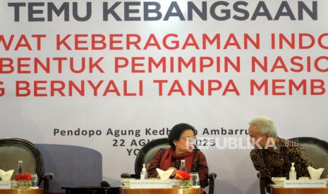 Ketua Umum PDIP, Megawati Soekarnoputri (kiri) bersama calon presiden PDIP Ganjar Pranowo. Capres Ganjar Pranowo menyampaikan pesan dari Megawati bahwa kita harus siaga.