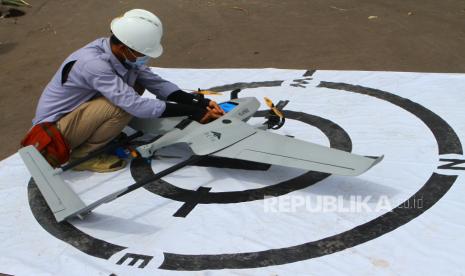 Relawan dari Sky Volunteer bersiap  menerbangkan pesawat tanpa awak (drone) Raybe UAV untuk pemetaan kawasan bencana letusan gunung Semeru di dusun Umbulan, Supiturang, Pronojiwo, Lumajang, Kamis (9/12/2021). Pemetaan tersebut dilakukan untuk melihat perubahan geografis kawasan terdampak letusan gunung Semeru sehingga bisa memudahkan penanganan dan pencegahan bencana. 