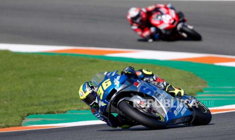 Pembalap MotoGP Spanyol Joan Mir dari Suzuki Ecstar mengambil tikungan saat balapan Motul Comunitat Valenciana GP di lintasan Sirkuit Ricardo Tormo, di Cheste, Valencia, Spanyol timur, 15 November 2020.