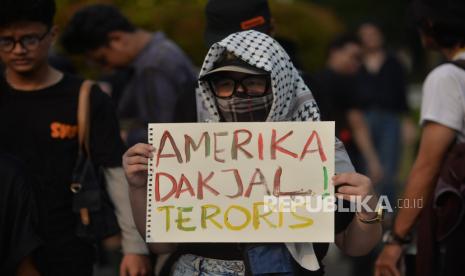 Poster kecaman dalam aksi solidaritas untuk Palestina di Seberang Kedubes AS, Jakarta, Jumat (31/5/2024).