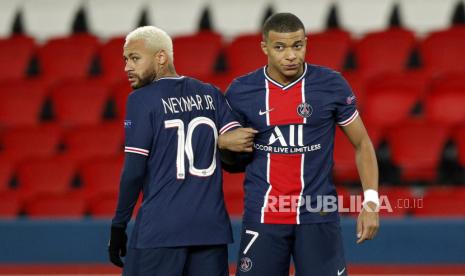 Neymar Jr (kiri) dan Kylian Mbappe dari PSG selama pertandingan sepak bola Ligue 1 Prancis.