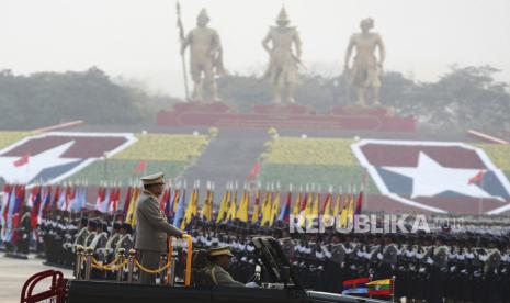 Panglima Militer MyanmarJenderal Senior Min Aung Hlaing menginspeksi militer Myanmar rpada parade untuk memperingati Hari Angkatan Bersenjata Myanmar ke-78 di Naypyitaw, Myanmar, Senin (27/3//2023).