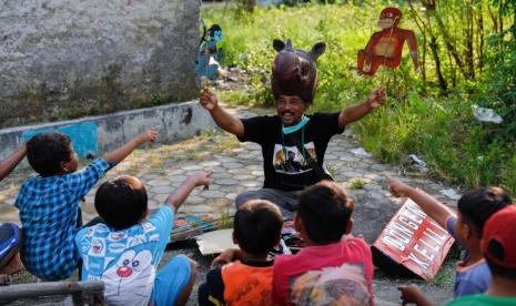 Selamatkan lingkungan dengan boneka dan dongeng