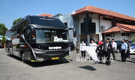 Bupati Kebumen melepas jamaah haji kloter pertama Kebumen berlangsung di Gedung Aula Setda Kebumen, Kamis (1/6/23).