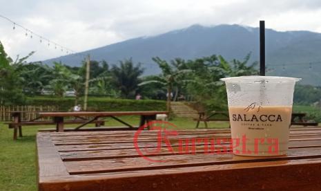 Kedai Kopi Salacca jadi tempat alternatif bersantai sejenak di akhir pekan bersama keluarga.