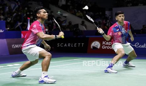 Pramudya Kusumawardana (kiri) dan Yeremia Erich Yoche Yacob Rambitan (kanan) dari Indonesia melawan Lee Yang dan Wang Chi-Lin dari Taiwan pada pertandingan ganda putra mereka di Turnamen Bulutangkis East Ventures Indonesia Open 2022 di Jakarta, Indonesia, Kamis (16/6/2022).