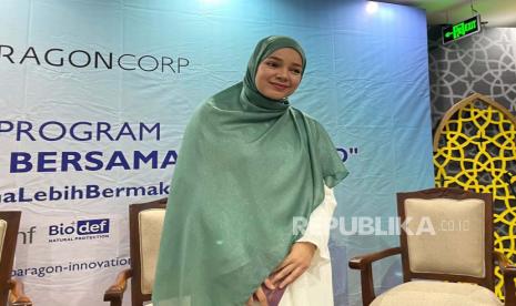 Brand Ambassador Wardah Dewi Sandra turut menghadiri acara Bergerak Bermakna Bersama 2.000 Masjid di Gedung DMI Jakarta Timur, Senin (13/3/2023). Makna Ramadhan Bagi Dewi Sandra, Bulannya THR dari Allah