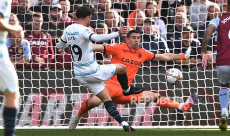 Gelandang Chelsea Mason Mount (kiri) mencetak gol pembuka ke gawang kiper Aston Villa Emiliano Martinez (kanan) dalam pertandingan sepak bola Liga Primer Inggris antara Aston Villa dan Chelsea di Birmingham, Inggris, 16 Oktober 2022.