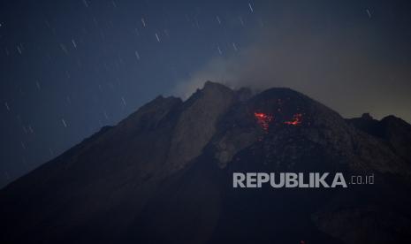 Gunung Merapi terlihat dari Dusun Ngori, Magelang, Jawa Tengah.