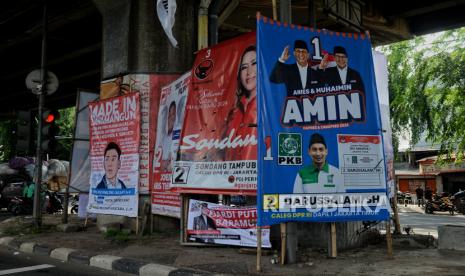 Alat peraga kampanye (APK) terpasang di lampu lalu lintas Jalan Yos Sudarso,  Jakarta Utara, Selasa (16/1/2024). Mendekati pesta demokrasi Pemilu 2024, suasana di jalanan Jakarta dipadati alat peraga kampanye seperti bendera partai politik, poster para Calon Legislatif hingga paslon Capres dan Cawapres 2024. Kondisi tersebut kerap dikeluhkan sebagian masyarakat, selain membuat kesan kumuh jalanan Jakarta karena semrawut  juga dapat membahayakan para pengendara dan pejalan kaki. Beberapa poster yang dipasang di pohon pun mendapat respon buruk dari sejumlah masyarakat dengan memberikan label tersangka penusukan pohon pada gambar poster caleg.