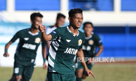 Pesepak bola Jawa Timur Muhamad Faisol Yunus melakukan selebrasi usai mencetak gol ke gawang  Kalimantan Timur pada babak enam besar Sepak Bola Putra PON Papua di Stadion Barnabas Youwe, Sentani, Kabupaten Jayapura, Papua, Jumat (8/10/2021). Jawa Timur menang atas Kalimantan Timur dengan skor 5-1.