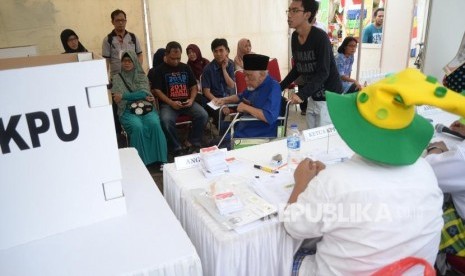 Pilkada Jawa Barat. Warga menggunakan hak pilihnya di Pilkada Jawa Barat, Depok, Rabu (27/5).