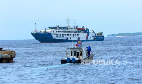 Polisi Perairan melaksanakan Patroli laut di Pelabuhan Ketapang, Banyuwangi, Jawa Timur, Kamis (4/4/2024). 