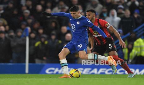  Mason Mount (Kiri) dari Chelsea beraksi melawan Lloyd Kelly dari Bournemouth selama pertandingan sepak bola Liga Utama Inggris antara Chelsea FC dan AFC Bournemouth di London, Inggris, Rabu (28/12/2022) dini hari WIB.