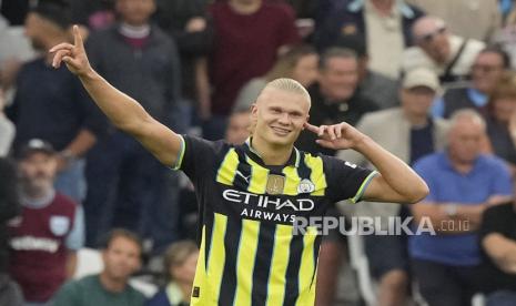 Pemain Manchester City Erling Haaland merayakan gol dalam pertandingan antara West Ham United dan Manchester City pada Liga Inggris di Stadion London, Inggris, Sabtu (31/8/2024). Man City berhasil mengalahkan West Ham dengan skor  3-1.