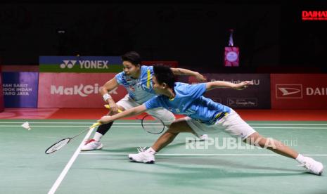 Pasangan bulu tangkis ganda putri Indonesia Apriyani Rahayu/Silva Ramadhanti mengembalikan kok ke arah pasangan Cina Chen Qing Chen/Jia Yi Fan pada babak final Daihatsu Indonesia Master 2022 di Istora Senayan, Jakarta, Ahad (12/6/2022). Pada pertandingan itu pasangan ganda putri Indonesia kalah dengan skor 18-21, 12-21.