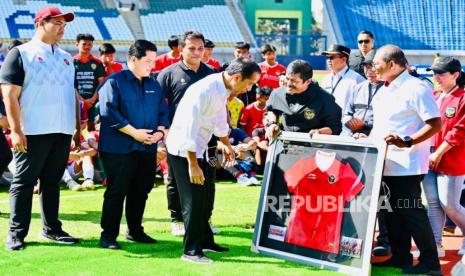 Presiden Jokowi saat meninjau Stadion Si Jalak Harupat dan melihat proses seleksi timnas Indonesia U-17, Rabu (12/7/2023).