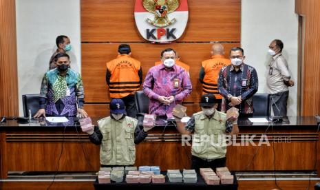 Ketua Komisi Pemberantasan Korupsi (KPK) Firli Bahuri (tengah) didampingi Deputi Penindakan Karyoto (kiri) dan Juru Bicara KPK Ali Fikri (kanan) menunjukan barang bukti saat konferensi pers penetapan tersangka terkait dugaan tindak pidana korupsi di lingkungan pemerintahan Kota Bekasi di Gedung Merah Putih KPK, Jakarta, Kamis (6/1). Dalam Konferensi pers tersebut KPK resmi menetapkan status tersangka terhadap Wali Kota Bekasi Rahmat Effendi dan delapan orang lainnya saat Operasi Tangkap Tangan (OTT) terkait dugaan tindak pidana korupsi pengadaan barang dan jasa serta lelang jabatan di pemerintahan Kota Bekasi. Selain itu KPK berhasil mengamankan sejumlah barang bukti berupa uang tunai sekitar Rp 3 miliar rupiah dan buku rekening bank dengan jumlah uang sekitar Rp 2 miliar.  