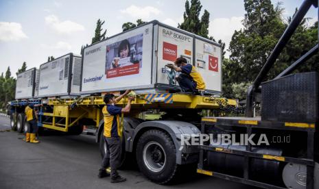 Petugas melakukan bongkar muat envirotainer yang berisi bahan baku vaksin Covid-19 Sinovac setibanya di PT Bio Farma (Persero), Jalan Pasteur, Kota Bandung, Selasa (27/7). Sebanyak 21,2 juta dosis bulk (bahan baku) vaksin Covid-19 dari Sinovac, China, tiba di PT Bio Farma (Persero) untuk selanjutnya diproses. Hingga saat ini, jumlah total bahan baku vaksin Sinovac yang telah diterima Indonesia menjadi 144,7 juta dan setelah diolah PT Bio Farma diperkirakan menjadi sekitar 117,3 juta dosis vaksin Sinovac bentuk jadi . Foto: Republika/Abdan Syakura