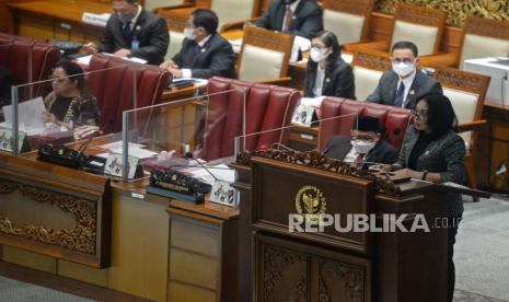 Menteri PPPA I Gusti Ayu Bintang Darmawati menyampaikan tanggapan dari pemerintah saat rapat paripurna DPR di Kompleks Parlemen, Jakarta, Selasa (12/4/2022). Rapat Paripurna DPR tersebut secara resmi mengesahkan Rancangan Undang-Undang Tindak Pidana Kekerasan Seksual (RUU TPKS) menjadi undang-undang.Prayogi/Republika.