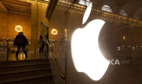 People walk past a logo at an Apple Store in New York, New York, USA, 04 March 2024. Shares of the Apple company dropped today after the European Commission announced it was fining Apple €1.8 billion euro/ $1.95 billion for alleged antitrust action due to alleged abuse of its position in the music streaming apps market.  