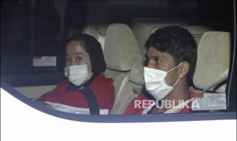 Dalam gambar yang diambil dari sebuah video, atlet Afghanistan Zakia Khudadadi, kiri, dan Hossain Rasouli tiba di bandara Haneda di Tokyo pada Sabtu, 28 Agustus 2021. Mereka telah tiba di Tokyo, melalui apa yang digambarkan sebagai perjalanan yang mengerikan dari Kabul ke Paris , untuk bersaing di Paralimpiade.