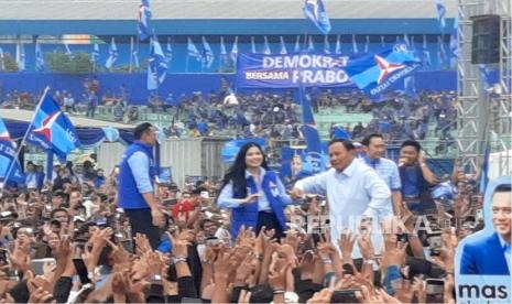 Capres nomor urut 2, Prabowo Subianto joget dalam acara kampanye akbar Partai Demokrat di GOR Gajayana, Kota Malang, Jawa Timur, Kamis (1/2/2024). Pria berusia 72 itu asyik joget saat beredar isu dia jatuh sakit hingga menjalani perawatan di rumah sakit. 