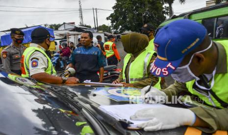 Tim Penindak Pelanggaran Protokol Kesehatan (Prokes) mendata warga yang melanggar prokes saat operasi yustisi di Pasar Cikurubuk, Kota Tasikmalaya, Jawa Barat, Senin (28/9/2020). Pemerintah Kota Tasikmalaya membentuk Tim Penindak Pelanggaran Prokes terdiri dari TNI, Polri, BPBD, Satpol PP, Dishub dan Dinkes dengan memberikan teguran tegas berupa bayar denda dan sanksi sosial kepada pelanggar berdasarkan Instruksi Presiden Nomor 6 tahun 2020 tentang peningkatan disiplin dan penegakan hukum protokol kesehatan dalam pencegahan dan pengendalian COVID-19. 