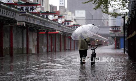 Seorang pria berjalan di distrik Asakusa yang kosong, Tokyo, Jepang, Senin (13/4). Perdana Menteri Jepang Shinzo Abe mengumumkan keadaan darurat pekan lalu untuk Tokyo dan beberapa prefektur lainnya untuk meningkatkan pertahanan terhadap penyebaran virus corona. (ilustrasi)