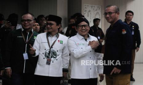 Ketua KPU Hasyim Asyari (kanan) bersama Ketua Umum Partai Kebangkitan Bangsa Muhaimin Iskandar (kedua kanan) bersalaman saat penyerahan berkas pendaftaran bakal calon legislatif di Kantor KPU, Jakarta, Sabtu (13/5/2023). Partai Kebangkitan Bangsa resmi mendaftarkan 580 bakal calon legislatif untuk DPR RI pada Pemilu 2024 kepada KPU.