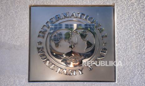 Logo Dana Moneter Internasional (IMF) di luar kantor pusatnya di Washington, DC, AS, 14 Oktober 2020.  IMF optimistis negara-negara di dunia akan lebih baik dalam upaya keluar dari krisis karena pandemi.