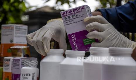 Petugas menata barang bukti obat ilegal (ilustrasi)