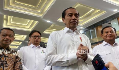 Presiden Jokowi saat memberikan keterangan pers usai meresmikan Rumah Sakit Pertahanan Negara Panglima Besar Jenderal Sudirman dan Rumah Sakit TNI di Bintaro, Senin (19/2/2024). Ia didampingi Menhan Prabowo Subianto dan Menteri Investasi Bahlil Lahadalia.