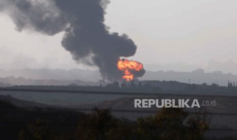  An explosion following an air strike on the northern part of the Gaza Strip, as seen from Sderot, southern Israel, 08 November 2023.