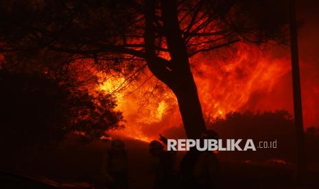 Petugas pemadam kebakaran berusaha memadamkan kebakaran besar yang melanda kawasan Pacific Palisades, Los Angeles, California, Selasa (7/1/2025) waktu setempat. Kebakaran hutan yang dipicu oleh angin kencang melanda lereng bukit Los Angeles, menghanguskan sedikitnya 770 hektare lahan termasuk permukiman warga. Kebakaran terus meluas akibat hembusan angin kencang. Evakuasi sedang dilakukan karena potensi ancaman terhadap nyawa dan harta benda. Sebanyak 30.000 orang dievakuasi akibat kebakaran tersebut yang saat ini terus meluas.