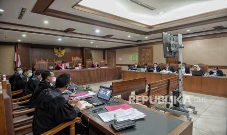 Suasana sidang virtual terkait dugaan suap pengadaan bansos untuk penanganan Covid-19 dengan terdakwa Harry Van Sidabukke dan Ardian Iskandar yang digelar secara virtual di Pengadilan Tipikor, Jakarta, Senin (15/3). Jaksa Penuntut Umum menghadirkan saksi mantan Pejabat Pembuat Komitmen (PPK) proyek pengadaan bantuan sosial (bansos) untuk penanganan Covid-19 di Kementerian Sosial (Kemensos), Matheus Joko Santoso dan Adi Wahyono. Republika/Thoudy Badai