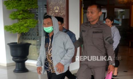 Lurah Maguwoharjo, Kasidi (kiri) usai menjalani pemeriksaan kasus mafia tanah kas desa di Kejaksaan Tinggi Yogyakarta, Kamis (2/11/2023). Kejati Yogyakarta menetapkan Lurah Maguwoharjo, Kasidi menjadi tersangka baru kasus mafia tanah kas desa (TKD).  Kasidi membiarkan pemanfaatan TKD tanpa perizinan pada 2022 hingga 2023 oleh PT Indonesia Internasional Capital dan PT Komando Bayangkara Nusantara. Karena alasan kesehatan, Kasidi diberlakukan tahanan kota untuk 20 hari ke depan.