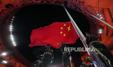 Bendera nasional Tiongkok dikibarkan saat upacara pembukaan Olimpiade Musim Dingin 2022, Jumat, 4 Februari 2022, di Beijing.